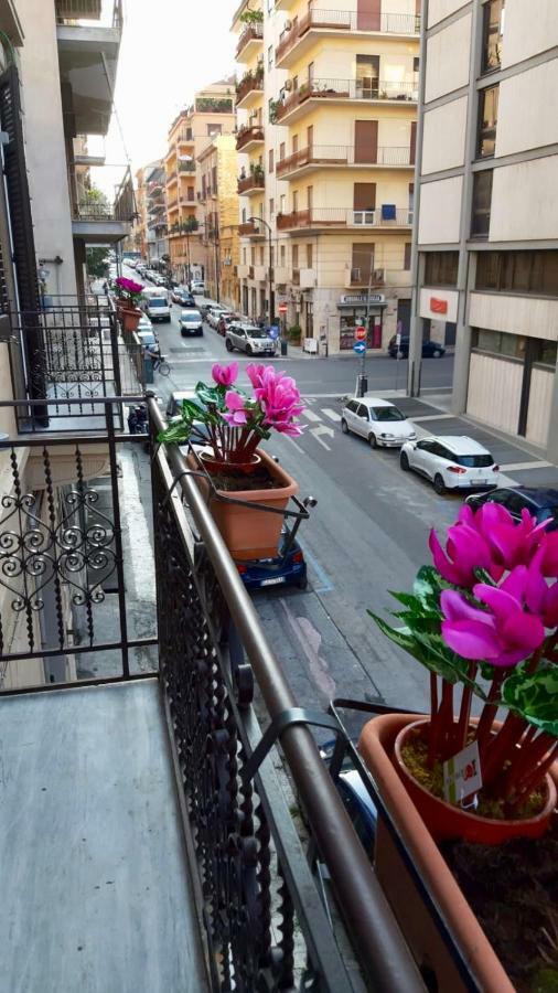 B&B Charme Centre-Ville Artistic & Literary Rooms Palermo Bagian luar foto